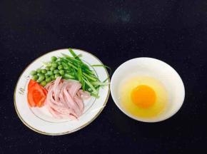 鸡蛋打散，火腿切丝，香葱切丝，豌豆剥皮。