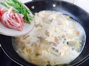 放入火腿丝和小香葱丝，关火。