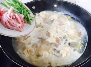 放入火腿丝和小香葱丝，关火。