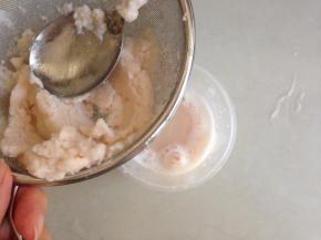 新鲜莲藕打成蓉，用筛网压出莲藕汁