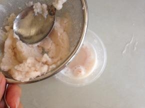 新鲜莲藕打成蓉，用筛网压出莲藕汁