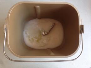 莲藕汁放入到面包桶里，加入蛋清，对角放糖和盐