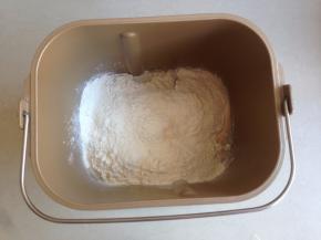 加入面粉和切成小块的黄油，在面粉顶端放入酵母。选择和面程序10分钟