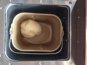 静置5分钟后，继续和面13分钟，揉至光滑有簿膜