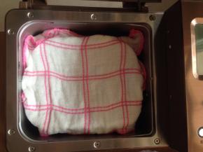 和面结束，关掉电源。在面包机桶上盖一块湿布，盖上面包机盖，静置15分钟