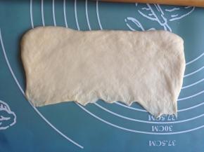 再次擀成长16CM的长方形，长边压簿，从上往下卷起。