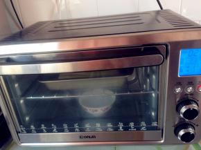 将烤盘放进东菱K30A烤箱，下面放置一碗热水，选择烤箱的02发酵档，发酵60分钟