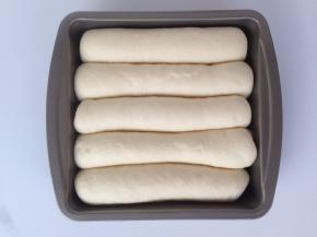 发酵好的面包坯，在表面涂上蛋液