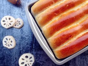 烘烤结束，将面包取出，晾晾。