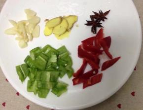 大蒜切片，姜切片，青红椒切块备用。