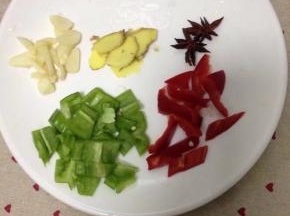 大蒜切片，姜切片，青红椒切块备用。