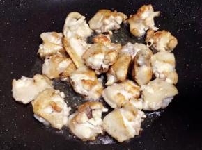 锅里下倒入油、下入鸡翅块中火翻炒到鸡翅表皮微黄、有一点干焦、