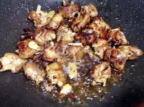 调入适量的生抽、老抽上色、白糖、料酒、中小火翻动、以免糊锅。