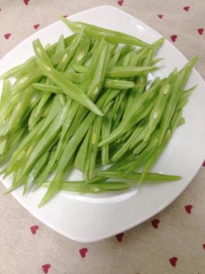 四季豆冼净切小片