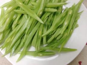 四季豆冼净切小片