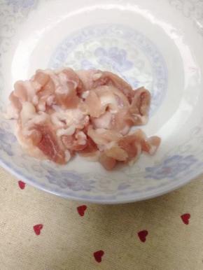 把猪肉清洗净切好备用。
