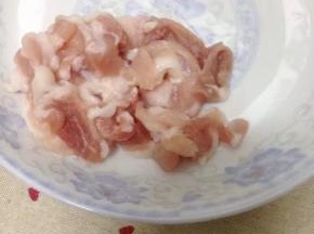 把猪肉清洗净切好备用。