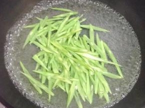 锅里水煮开，把四季豆倒入焯水，捞出备用