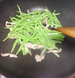 加入四季豆翻炒。