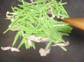 加入四季豆翻炒。