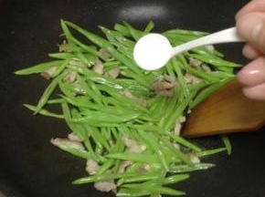 最后加少许盐翻炒匀即可出锅。