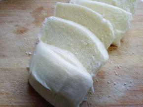 将一个馒头切3片。(也可以根据自己喜欢切)