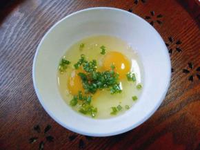 鸡蛋敲碗里，加料酒，少许盐，切好的葱花，用筷子打散。