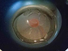 锅中加入少量油，小火将油烧热。