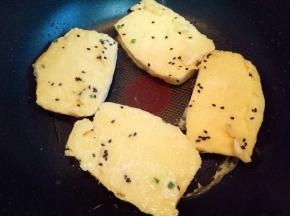 油锅已热，把沾满蛋液的馒头片放入不粘锅中，中小火煎至两面金黄即可。