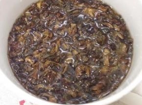 梅菜干提前和温水泡发。