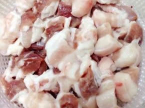 五花肉洗净切小块备用