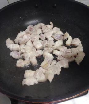 锅里倒入油，加入切好的五花肉翻炒