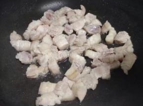 锅里倒入油，加入切好的五花肉翻炒