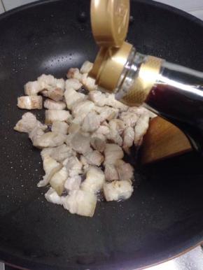 炒至五花肉微黄，加少话生抽继续翻炒。