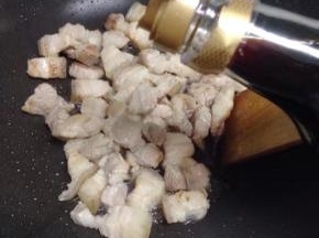 炒至五花肉微黄，加少话生抽继续翻炒。