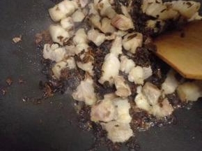 然后加适量的盐翻炒匀，盛到盘子里。