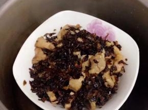 放入高压锅，盖上盖子压至20-30分钟。