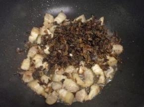 加入梅菜干翻炒