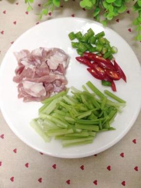 把肉洗净切小块，青红杭椒切好小段，芹菜洗净切段备用。