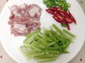 把肉洗净切小块，青红杭椒切好小段，芹菜洗净切段备用。