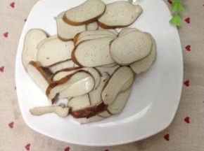 素鸡洗净切片备用。