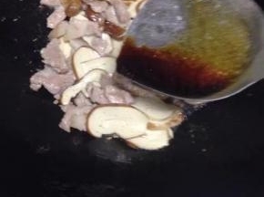 肉和素鸡炒匀后加少许生抽炒