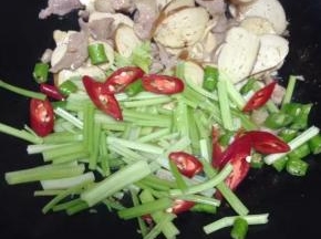 把青红椒、芹菜一起加入大火翻炒