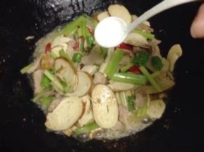 炒至芹菜微软加少许盐调味即可出锅。