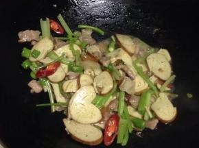 翻炒时撒少许水份炒