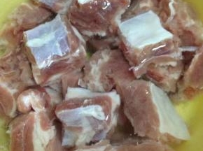 排骨洗净用水泡去血水。