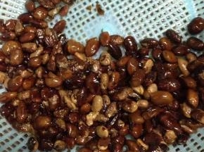 豆豉洗净捞出备用。