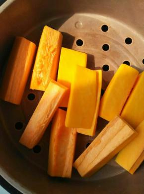 南瓜去皮和瓤上锅蒸熟