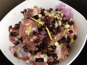 然后把洗净的豆豉和腌好的排骨一起拌匀放到高压锅里。