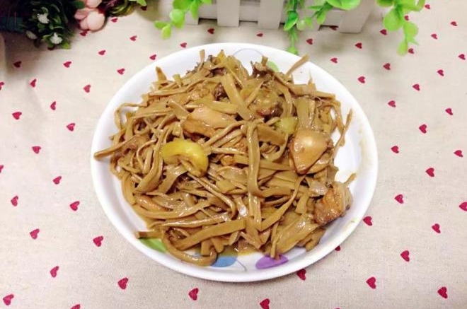 土鸡烧生笋丝